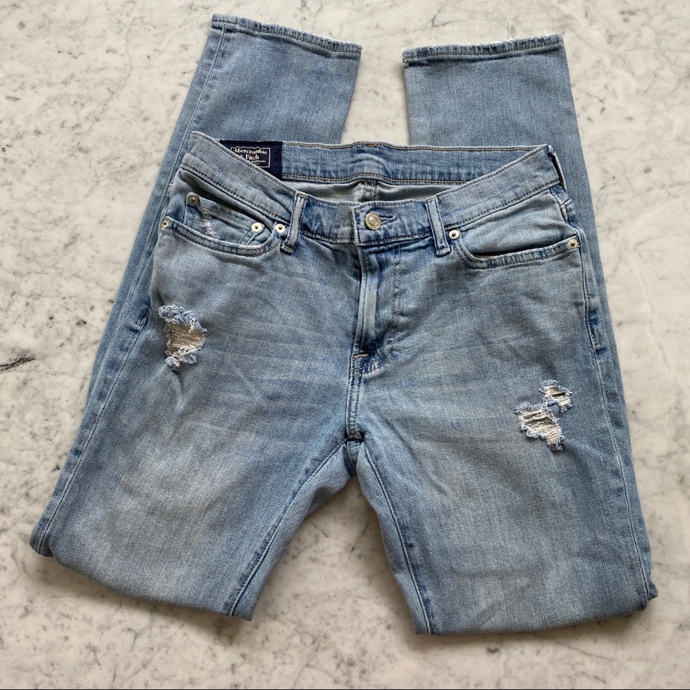 A&F Men’s Langdon Slim Stretch Light Wash Ripped Jeans.  30W x 32L